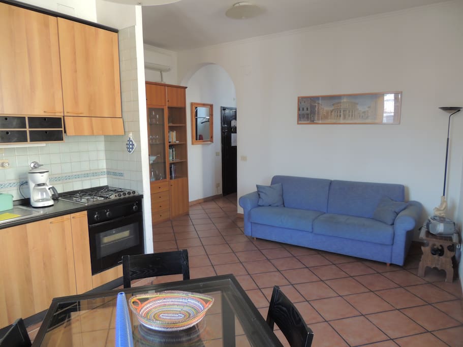 Livingroom with kitchenette