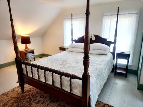 Cool A/C Vintage Delight @ the 121 Suite #2