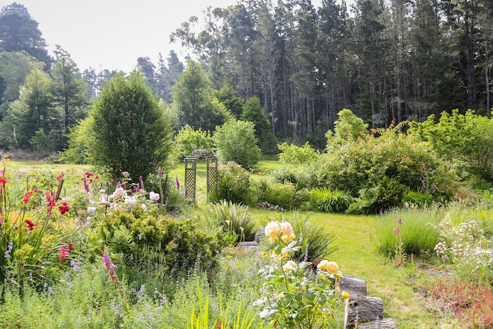 Peaceful Garden Oasis with Breakfast Provided