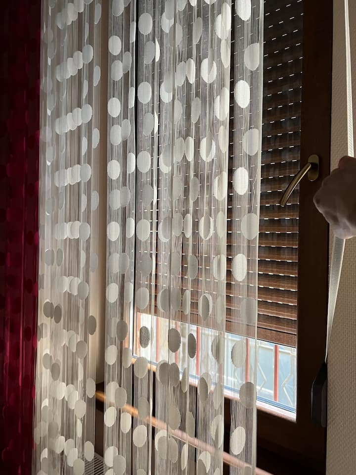 Žalúzie na oknách