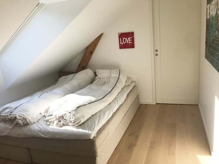 La cama doble (y las camas individuales) son de buena calidad y muy cómoda. Proporciono almohadas, ropa de cama y colchón propio para los huéspedes.  