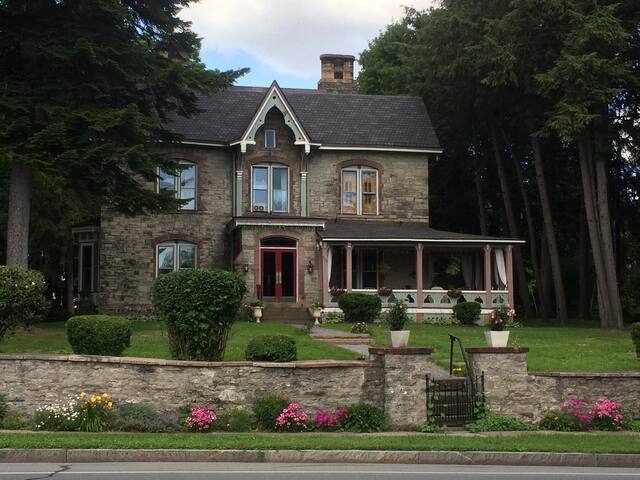 Mt Hope House: Large group historic house by UofR