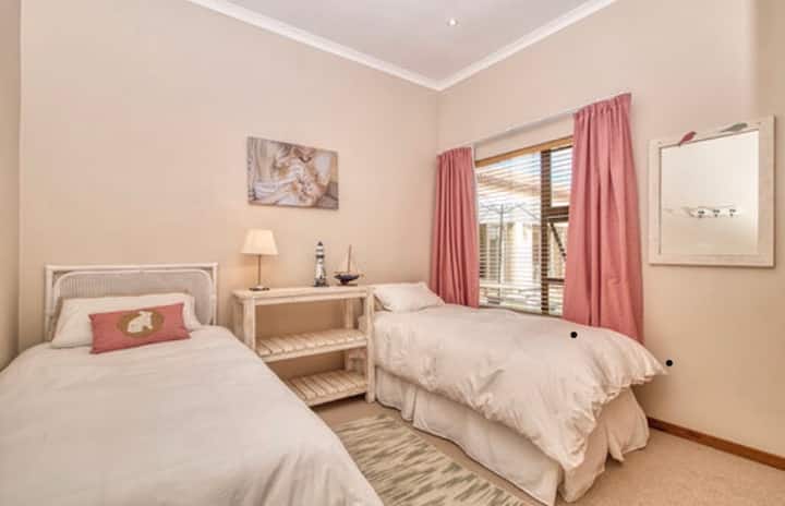 Спална соба со два единечни кревета