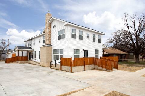 The Big White House - Spacious 7 Bedroom Home