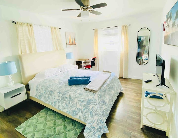 Cama tamaño queen en el dormitorio principal con colchón de espuma viscoelástica de 10pulgadas de espesor súper cómodo. Baño privado en suite, vestidor y zona de escritorio para trabajar un poco:)