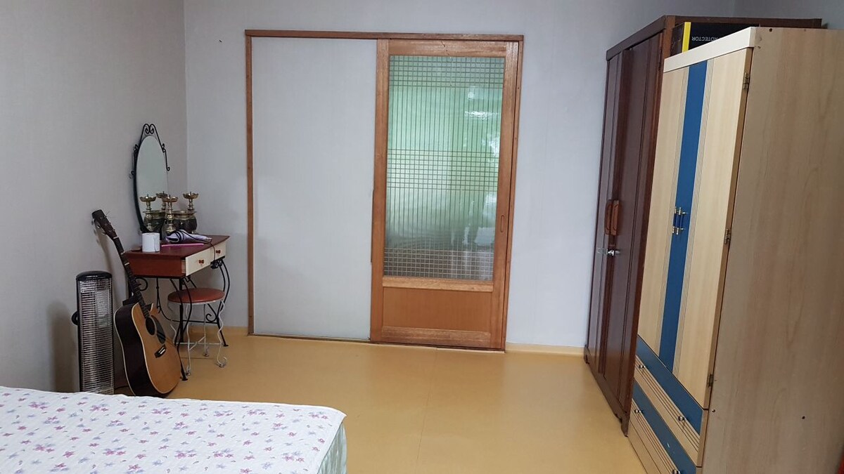 غرفة صغيرة بسرير