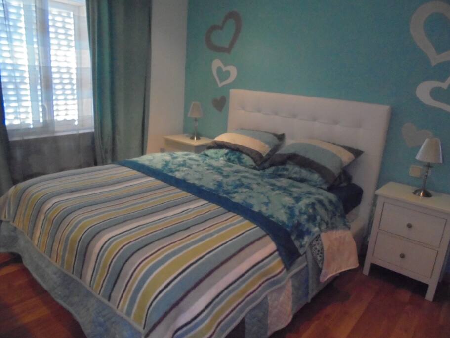 Quarto azul com cama king size