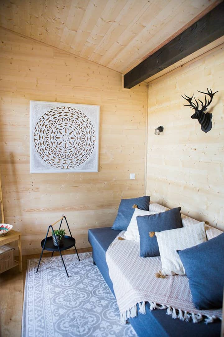 客厅配备可转换沙发、电视和无线网络