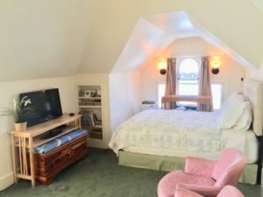 3rd Fl Queen Bed, HDTV