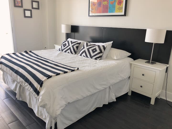 חדר שינה ראשי עם מיטת קינג סייז וחדר רחצה צמוד. נוף יפהפה למפרץ וגישה למרפסת.