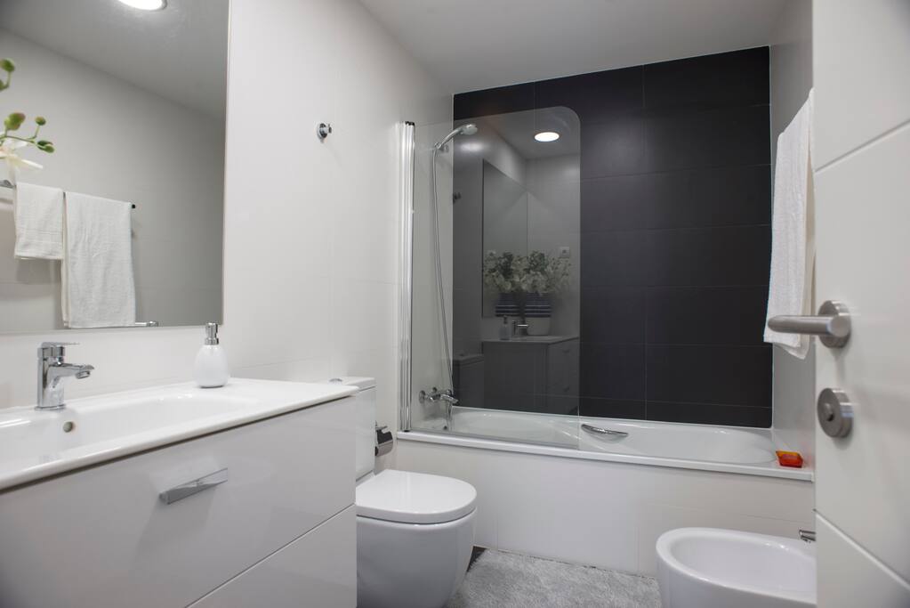 Baño principal justo al lado de la habitación más grande.