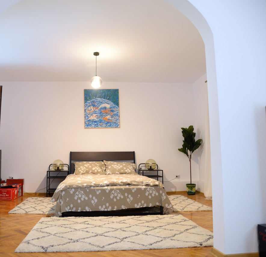 ห้องนอนใหญ่มีพื้นที่นั่งเล่นและห้องน้ำในตัว