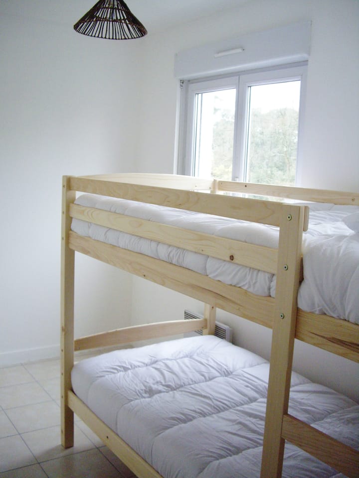 Chambre n° 2 avec 2 lits simples superposés (2x1 pers.) et un lit simple d'appoint (1 pers.). 