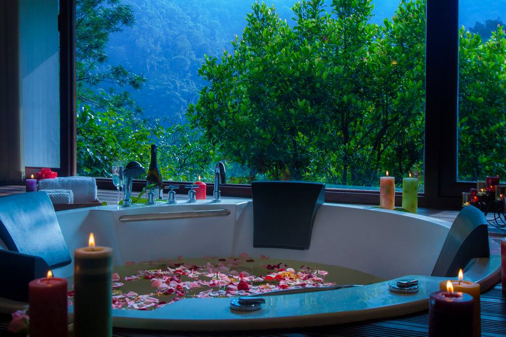 Jacuzzi Bath Tub - Jacuzzi Suite 2