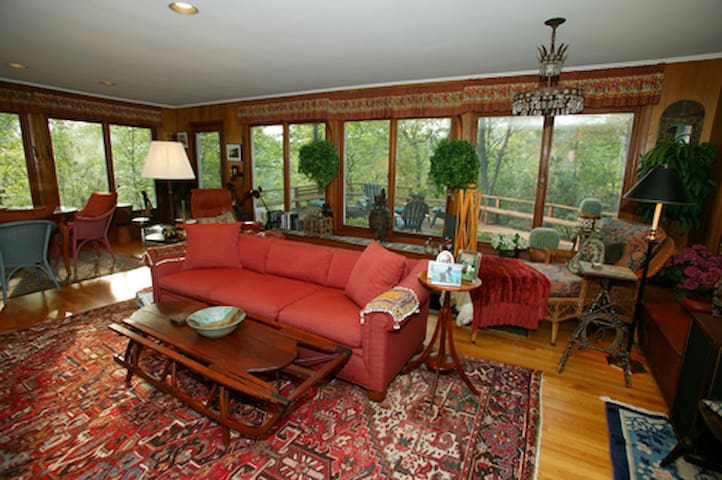 Enchanted, Peaceful, Spacious Getaway, 1 hr to NYC