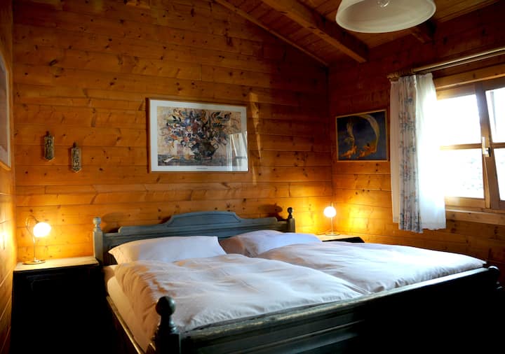 חדר שינה ראשון עם מיטת קינג סייז