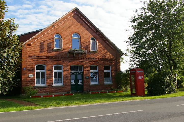 Das Haus mit der roten Telefonzelle