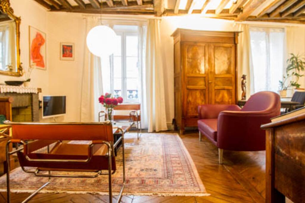 Spacious and quiet sitting room to enjoy after a long day of sight seeing in comfort.