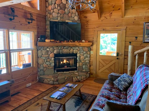 Top performing Airbnb: INCREDIBLE VIEWS! KING BED! HOT TUB! 5MIN FRM DNTN in Gatlinburg