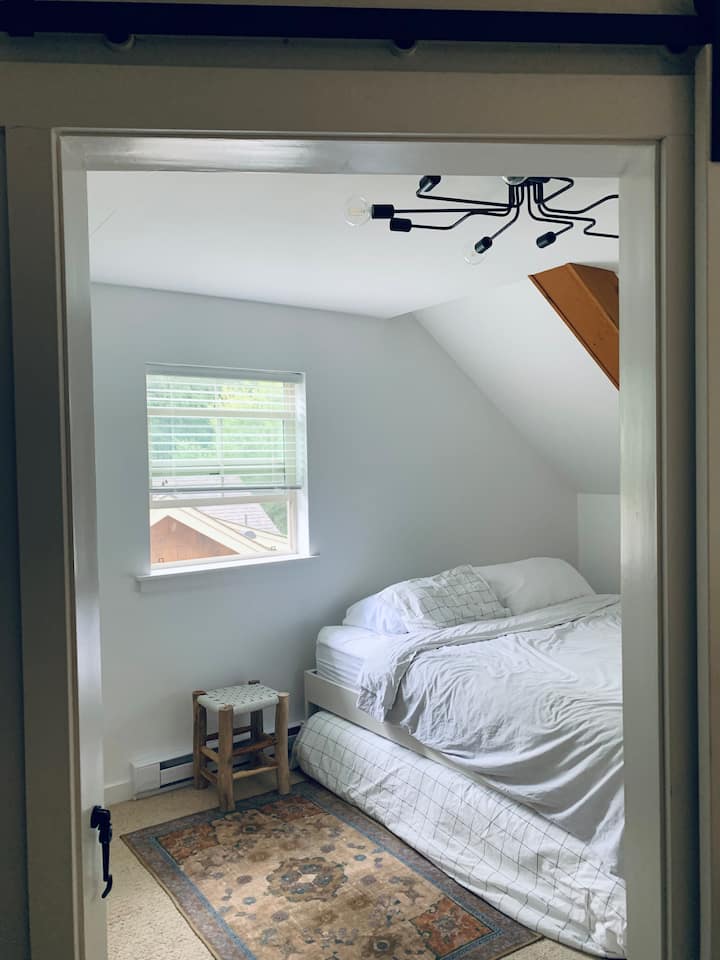 Dormitorio del piso superior con puerta corrediza del granero.
Cómoda y espaciosa cama tamaño KING, asiento en la ventana y cómoda grande con espejo. También tiene una nueva cama nido doble de 8pulgadas de grosor. ¡Mucho espacio en esta habitación!