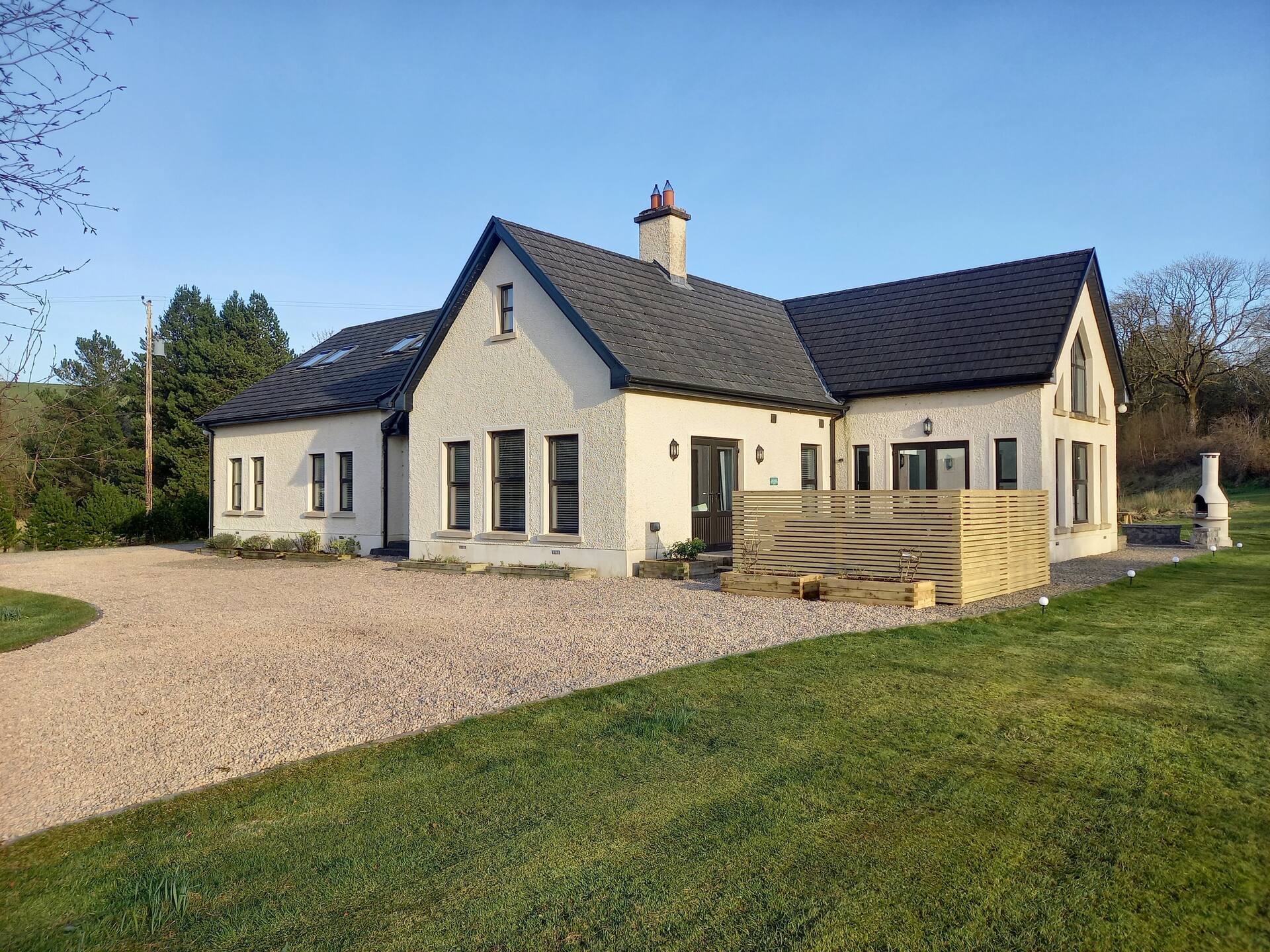 Kilskeery Lodge, modern country house with hot tub