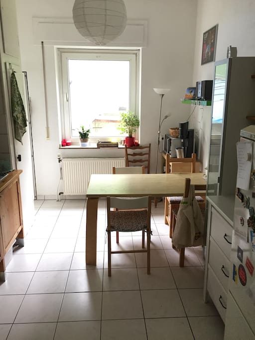 Küche mit Zugang zum Balkon