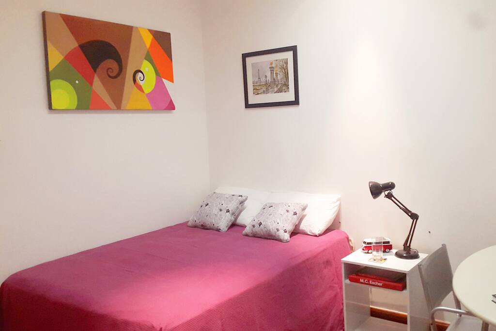 Cama de casal com colchão de molas (super pillow top), muito confortável.
O quadro maior, à esquerda, é uma das pinturas da série "Os Sete Pecados Capitais", de minha autoria.
Adivinhe qual é o pecado abstratamente pintado sobre a tela!