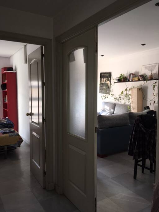 Hay una entrada a la casa donde se encuentra el baño y la cocina, la cocina.
