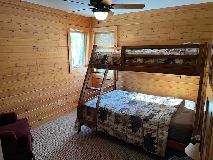 اصعد الدرج إلى ملاذنا من المستوى الثاني، وهو مثالي للمسافرين المنفردين أو العائلات الصغيرة، حيث تنتظرك غرفة نوم مريحة مع سرير بطابقين مزدوجين. يتميز بخزانة ومروحة سقف وحمام كامل مشترك مع دش.