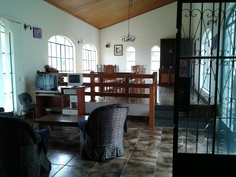 Sala com vidros permitindo a vista da região