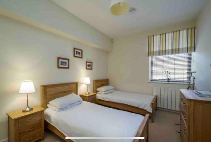 Dormitorio triple (doble más una cama individual, ¡foto que se actualizará pronto!). Planta baja.