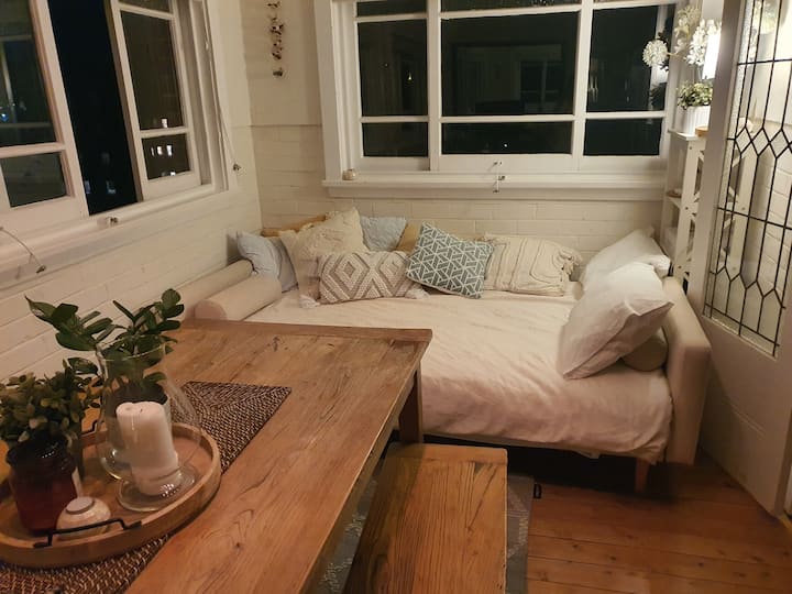 Fleco futón de cama doble plegable en el solárium/comedor.