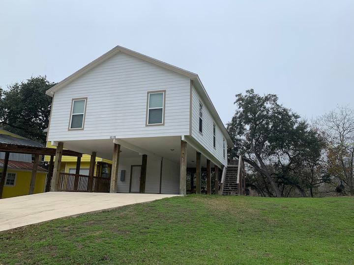 Penthouse #1 - On The Water - Canyon Lake, TX