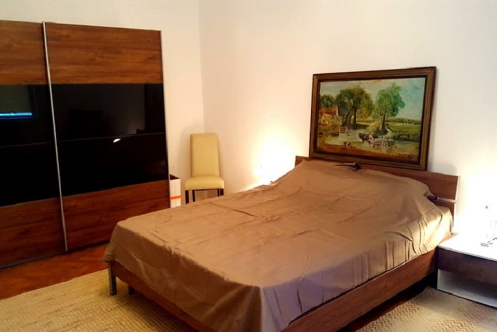 The first bedroom with the queen size bed