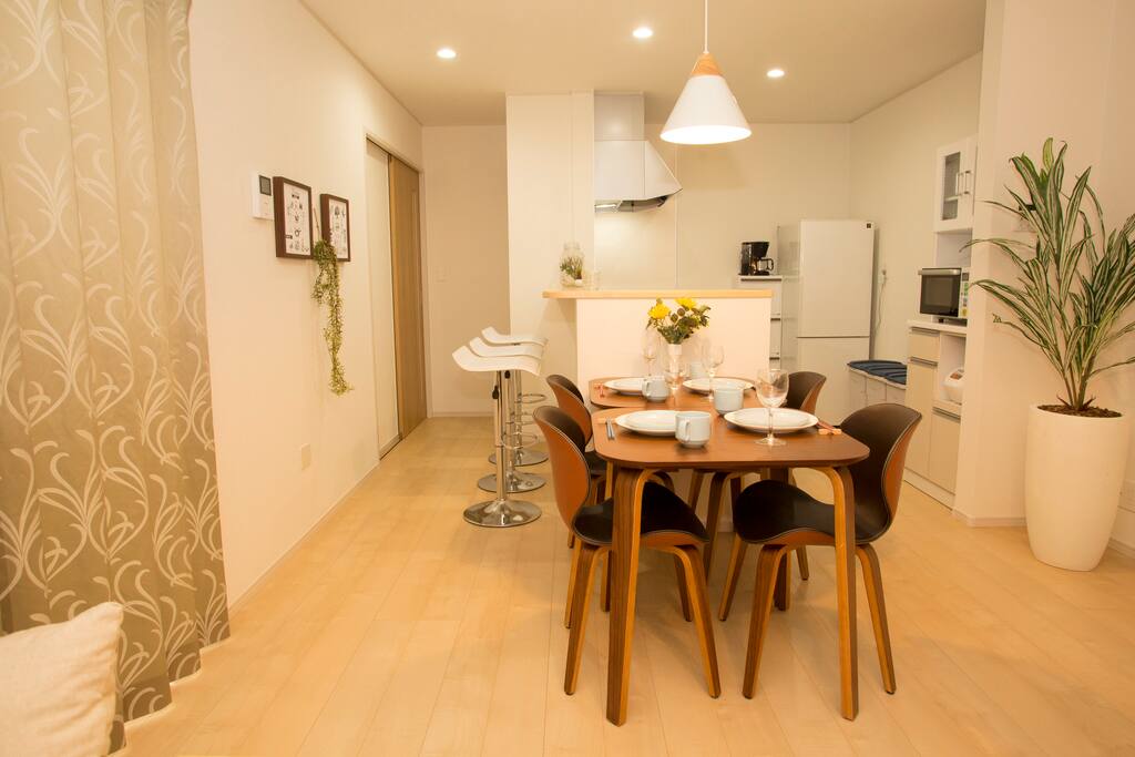 Have a good time in the room you can feel like you are in the cafe.
The house is newly built one and it has two stories.
This house has three bed rooms so you can relax a lot.
The brand new house makes your stay more relaxing.
ブルックリンスタイルのクールなリビング&ダイニングでカフェなような空間での滞在をお楽しみいただける新築2階建のAirbnbです。
ベッドルームもたっぷり3部屋あり、ゆっくりとリラックスできます。
ピカピカの新築ルームで、あなたのグループ旅がさらに楽しくなれば嬉しいです!
わからないことがあれば、お気軽にホストへメッセージを送ってください^^