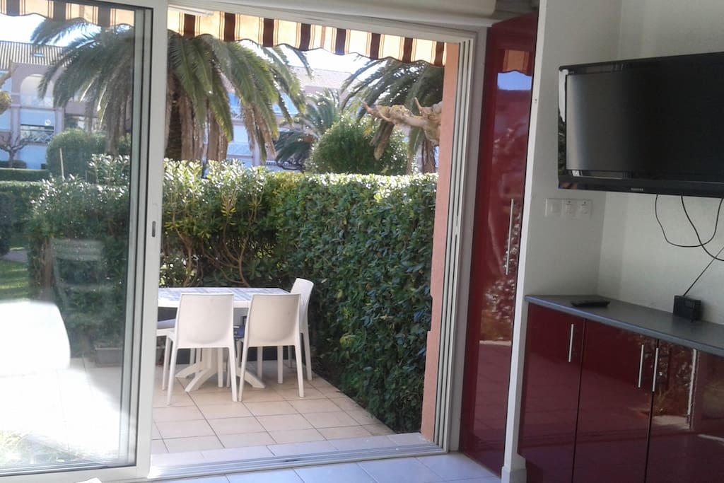 la terrasse jardin privée prolongée par le parc