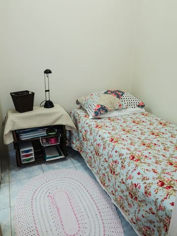 Small comfy en suite single room