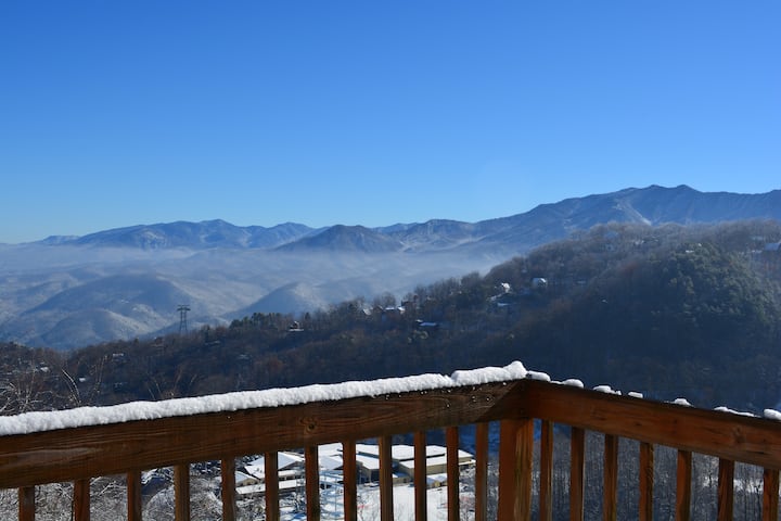 Cabin w/ Top of world view of Smokie mtns & park