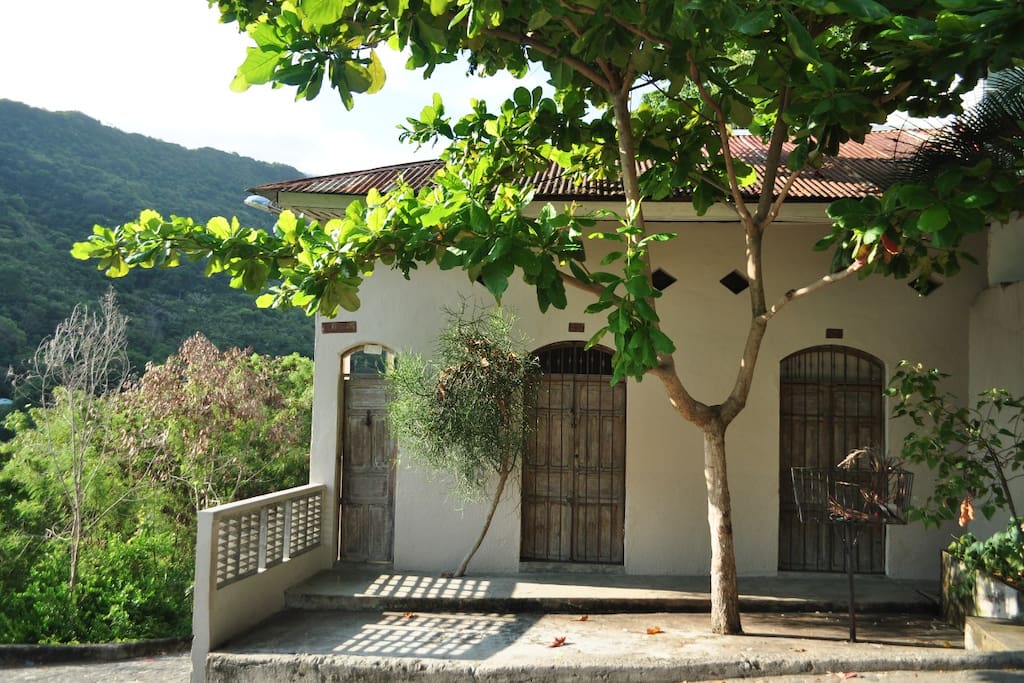 La casa desde la calle / View of the house from the street