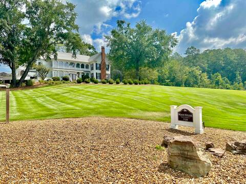 Lakefront Resort - Sleeps 93!