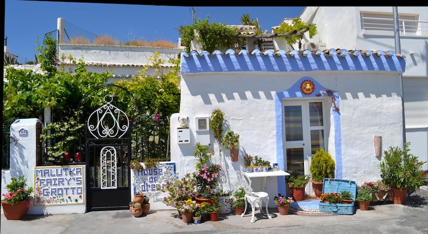 Deluxe cave house for 6 p with WiFi