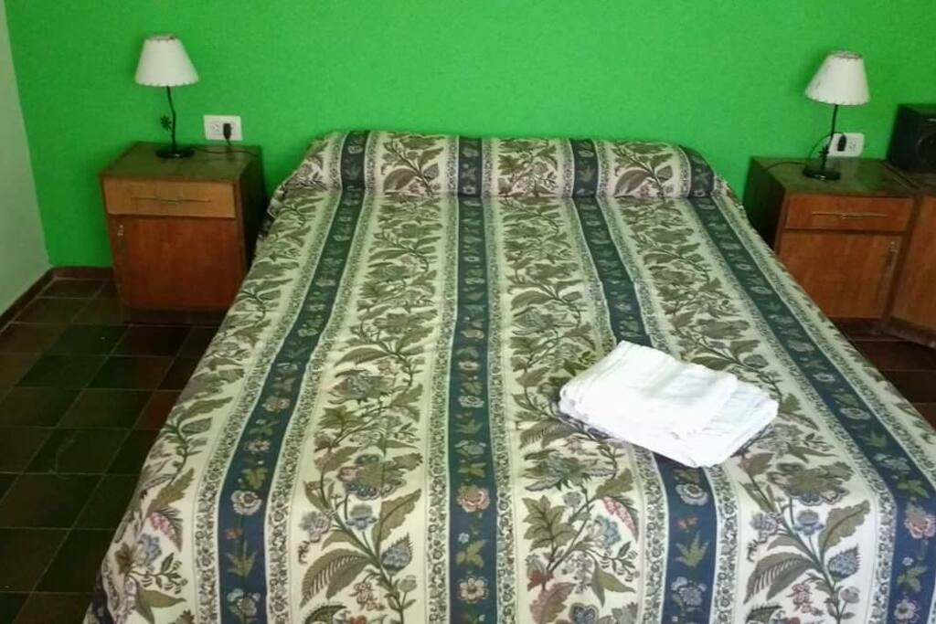 habitación principal en planta alta,cama dos plazas que sale a una terraza