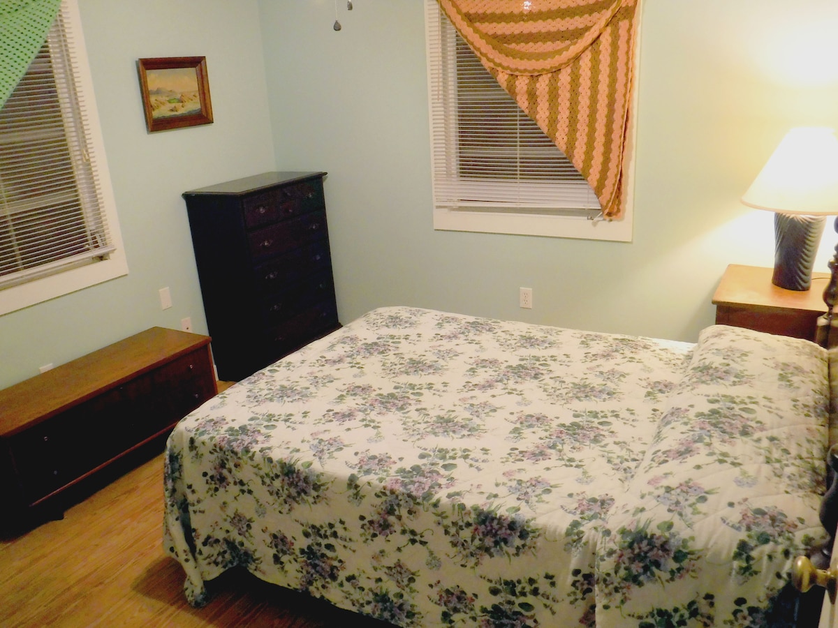 Spavaća soba br. 1: bračni krevet, radni stol, komoda, škrinja (s dodatnom posteljinom) i ormar.