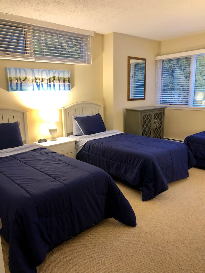 Надворешна спална соба со 3 брачни кревета