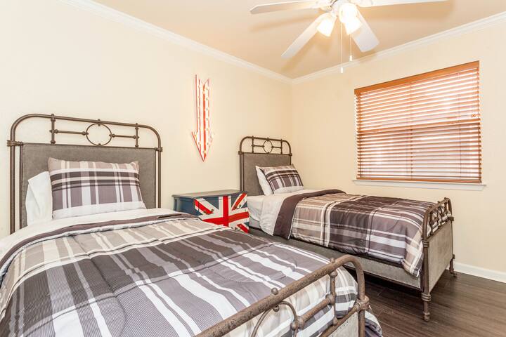 Downtown Rock Royalty Suite w/ Pool FREE Parking gallery image 5