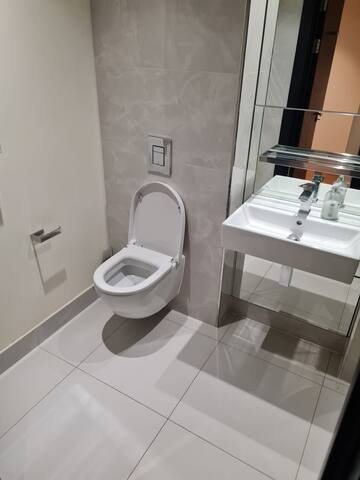 Chelsea Luxury 3 Bed Apartment gallery image 3