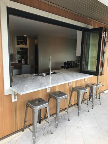 Seattle Executive Home for Large Gatherings gallery image 2