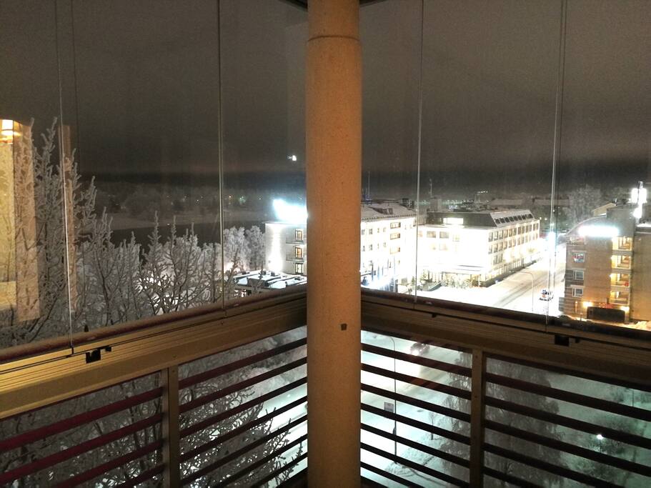 Parvekkeelta jokinäkymät