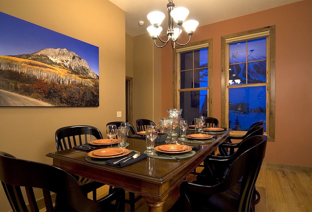 Dining room (main floor)