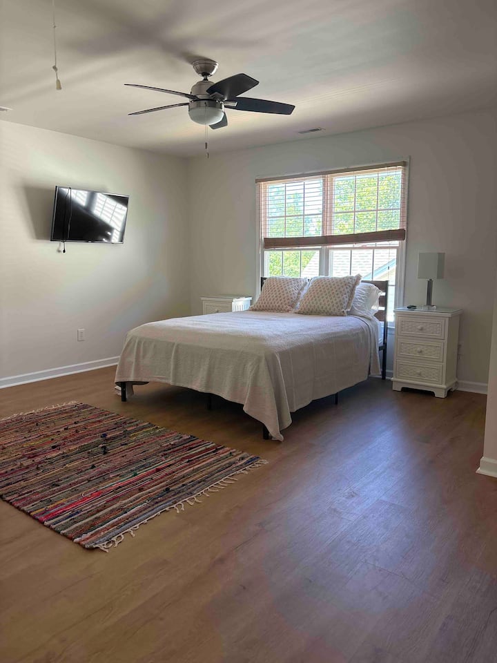 Dormitorio con cama tamaño queen.